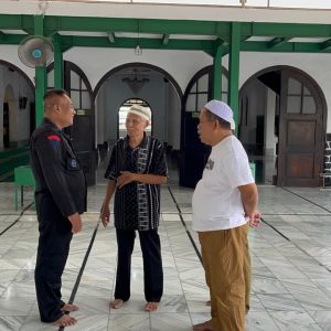 Satbrimob Polda Metro Jaya Tebar Kepedulian Lewat “Jumat Peduli” di Masjid Jami’ Al-Makmur Cikini