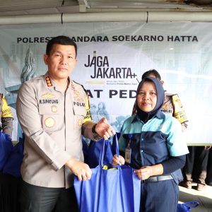 Jumat Peduli, Polresta Bandara Soetta Bagikan Paket Sembako ke Puluhan Petugas Cleaning Service