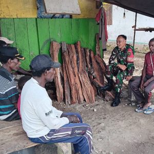 Bahas Keamanan dan Pembangunan, Babinsa Koramil Mapurujaya Laksanakan Komsos dengan Kepala Kampung Hiripau