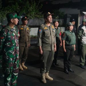 Upaya Preventif Tindak Kriminalitas, Kodim 0505/JT Gelar Patroli dan Siskamling Bersama Komduk di Wilayah Cipayung.