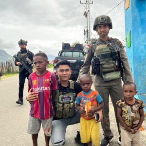 Personel Ops Damai Cartenz Berbagi Kebahagiaan Bersama Warga dan Anak-anak di Enarotali