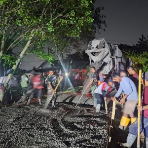 Hingga Malam, Satgas TMMD Ke-126 Kejar Target Pengecoran Jalan di Desa Nagacipta
