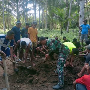 Di Tengah Kesibukan Membangun, Satgas TMMD Kodim 1505/Tidore Tetap Peduli Warga Berduka