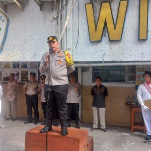 Kapolsek Tambora Pembina Upacara Pada Police Goes To School di SMK Permata Bunda Duri Selatan