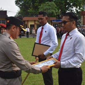 Kapolres Muara Enim Berikan Penghargaan kepada Personel Berprestasi