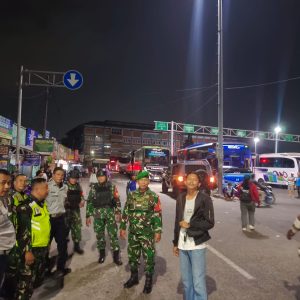 Patroli Malam Maung Jatiasih: TNI dan Warga Satu Langkah Wujudkan Lingkungan Aman, Bukti Kemanunggalan yang Nyata