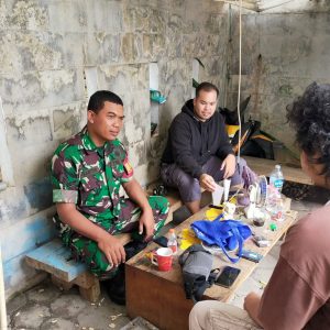 Babinsa Koramil 01/Kranji Jalin Keakraban Lewat Komsos: Dekat dengan Warga, Tumbuhkan Rasa Aman dan Kebersamaan di Lingkungan