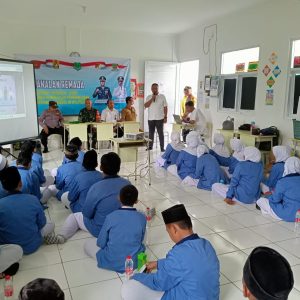 Satgas TMMD ke-126 dan Polrestro Bekasi Gelar Penyuluhan Kenakalan Remaja di Pesantren Nurul Amin