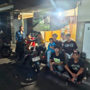 Cegah Tawuran, Bhabinkamtibmas Pondok Gede Ajak ‘The Dragon Family’ Jaga Kamtibmas Jatiwaringin