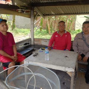 Jaga Kedekatan dengan Warga, Bhabinkamtibmas Kunjungi Pos Kamling GPS Kaliabang Tengah