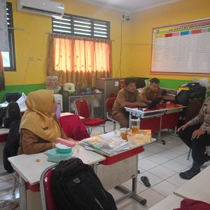 Jamin Keamanan Sekolah, Bhabinkamtibmas Polsek Bantargebang Kunjungi SDN Mustikasari IV