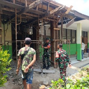 TNI Peduli Pendidikan, Danramil 01/Kranji Monitoring Renovasi SMAN 2 Kota Bekasi