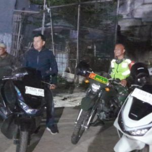 Wujudkan Lingkungan Aman dan Guyub, Babinsa Koramil 03/Teluk Pucung Bersama tiga pilar dan Komduk Rutinkan Patroli dan Monitoring Siskamling di Harapan Jaya