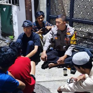 Bhabinkamtibmas Kelurahan Jatibening Laksanakan Patroli Dialogis Antisipasi Gangguan Kamtibmas