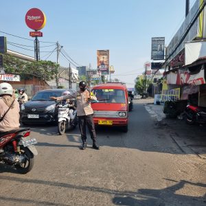 Polsek Pondok Gede Laksanakan Pengaturan Lalu Lintas Pagi Demi Kelancaran Aktivitas Warga