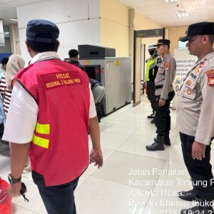 Pelayanan Penumpang Kapal KM. Dobonsolo, Polri Hadir Untuk Masyarakat