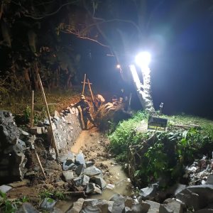 Satgas TMMD ke-126 Hari Ke-6 Lembur Malam Bangun Tanggul Penahan Tebing di Desa Nagacipta