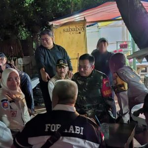 Kampung Yang Aman Bukan Karena Pagar Yang Tinggi, Tapi Karena Warganya Yang Peduli : Pjs Danramil Cipayung Dalam Giat Patroli/Siskamling Bersama Komduk di Cipayung.