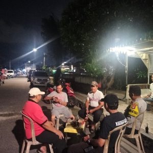 Bhabinkamtibmas Duri Pulo Bersama Pokdarkamtibmas Sambang Pos Kamling RW 12, Ajak Warga Tingkatkan Kewaspadaan Lingkungan