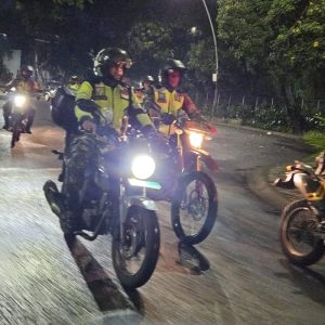 Jaga Malam dengan Semangat, Babinsa Koramil 05/Bantar Gebang Bersama Tiga Pilar dan Komduk Keliling Wilayah Ciptakan Rasa Aman