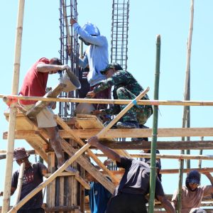 Sinergi TNI dan Rakyat, Satgas TMMD Kodim 1505/Tidore Bersama Warga Cor Tiang Masjid