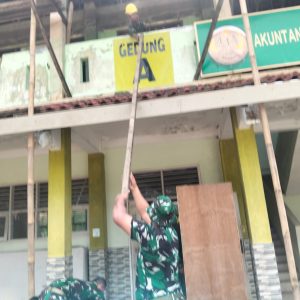 TNI Hadir untuk Pendidikan, Koramil 05/Bantargebang Bantu pengerjaan Rehab Ruang Kelas SMKN 2 Kota Bekasi