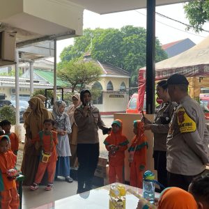 Polsek Bekasi Selatan Kenalkan Dunia Kepolisian Lewat Program Polisi Sahabat Anak Bersama TK Sakura Jakasetia