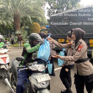 Polwan Polda Metro Jaya Ajak Ojol Tertib Lalu Lintas di Program Jum’at Peduli