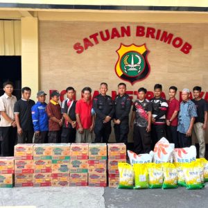 Wujud Kepedulian, Brimob Polda Metro Jaya Berbagi Sembako untuk PHL Staf Mako di Lingkungan Satuan