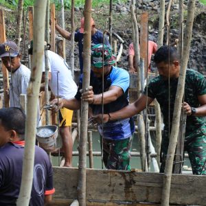 TNI Manunggal Air: Satgas TMMD Kodim 1505/Tidore Bangun Sumur Air Bersih Untuk Warga