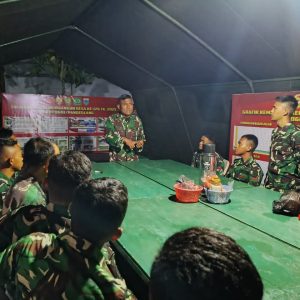 Danton Satgas TMMD Ke-126 Kodim 0601/Pandeglang Laksanakan Briefing Malam untuk Persiapan Kegiatan Esok Hari