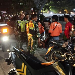 Ciptakan Rasa Aman di Malam Hari, Babinsa Koramil 03/Teluk Pucung Bersinergi dengan Tiga Pilar dan Komduk Laksanakan Patroli dan Siskamling