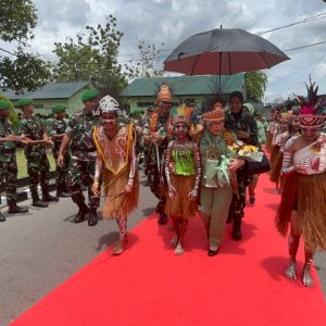 Dandim 1710/Mimika Sambut Kedatangan Pangdam XVII/Cenderawasih Dalam Kunjungan Kerjanya Ke Kodim 1710/Mimika