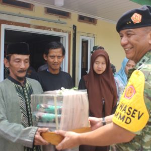 Wasev TNI TMMD Ke-126 Laksanakan Foto Bersama dan Serahkan Bantuan Perlengkapan Olahraga Kepada Masyarakat Desa Cikentrung