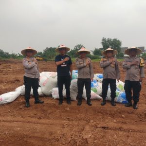 Kapolsek Bantar Gebang Pantau Pengolahan Lahan Jagung untuk Ketahanan Pangan di Padurenan