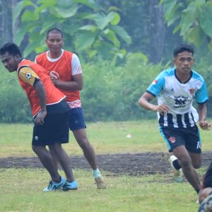 Tak Hanya Bangun Desa, Satgas TMMD ke-126 Kodim 1505/Tidore Ajak Pemuda Jaga Silaturahmi Lewat Sepak Bola