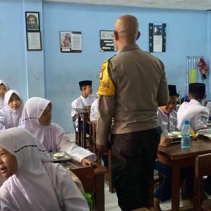 Sinergi Tiga Pilar: Bhabinkamtibmas dan Babinsa Cek Program Makan Bergizi Gratis di MTs Tarbiyatul Fallah