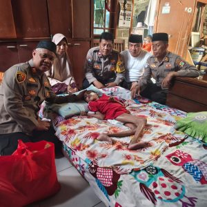 Empati dan Kepedulian Kapolsek Bekasi Barat Kunjungi Jihan, Anak Disabilitas di Jakasampurna