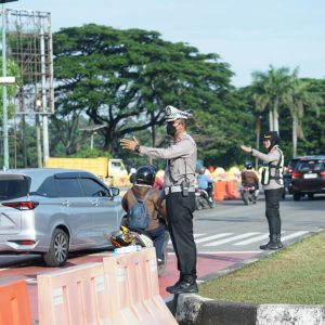 Kapolrestro Bekasi Turun Yanmas, Tertibkan Arus Pagi dan Bagikan Susu untuk Pelajar di TL Jurong