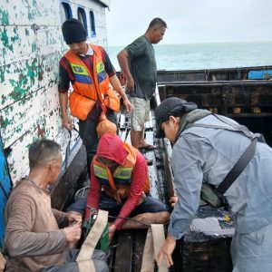 Bakamla RI Selamatkan Kapal Mati Mesin di Tengah Cuaca Buruk