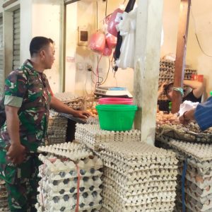 Babinsa Jajaran Kodim 0507/Bekasi Rutin Monitoring Harga Sembako, Wujud Kepedulian TNI terhadap Stabilitas Ekonomi Rakyat