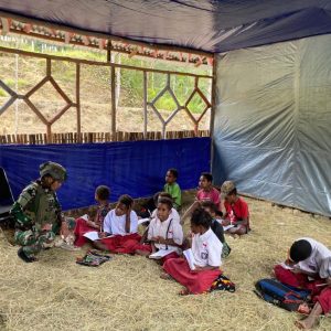 Prajurit Satgas Yonif 700/WYC Jadi Guru Pengganti, Anak-Anak SD Mayuberi Antusias Belajar Matematika
