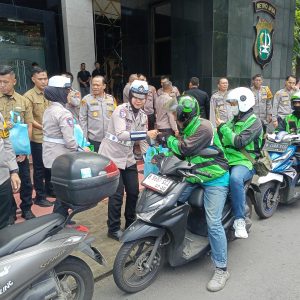 Gelar Jumat Peduli, Polda Metro Jaya Salurkan 400 Paket Sembako Untuk Pengemudi Ojek Online