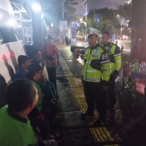 Polda Metro Jaya Gelar Patroli Malam, Sapa Warga Hingga Ojol Beri Himbauan Kamtibmas