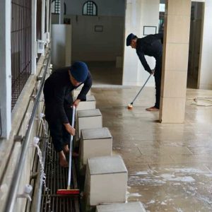 Brimob Polda Metro Jaya Gelar Gotong Royong dan Ngopi Bareng Dengan Warga di Cikini