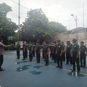 Bhabinkamtibmas Jakasampurna Tingkatkan Kemampuan Petugas Keamanan Lingkungan RW.06A