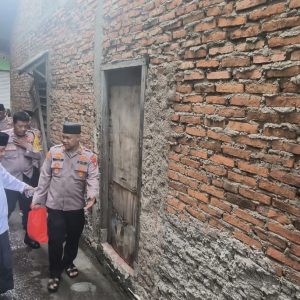 Kapolsek Bekasi Barat Kunjungi Anggota Linmas Jakasampurna yang Istrinya Sakit Menahun, Wujud Kepedulian dan Empati kepada Warga