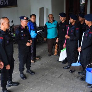 Menyambut HUT ke-80 Korps Brimob Polri, Brimob Polda Metro Jaya Gelar Bakti Sosial di Gereja GPIB Karunia Ciputat