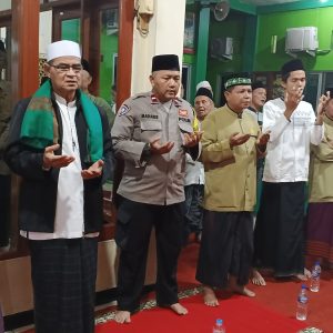 BHABINKAMTIBMAS KELURAHAN MEDANSATRIA HADIRI PERINGATAN MAULID NABI MUHAMMAD SAW DI MUSHOLA ARROUDHOH PONDOK UNGU