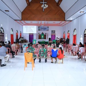 Di Tengah Kesibukan Membangun Desa, Satgas TMMD ke-126 Kodim 1505/Tidore Tak Lupa Ibadah Bersama Masyarakat